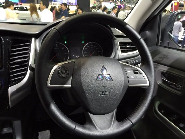 2015-Mitsubishi-L200-Triton-steering