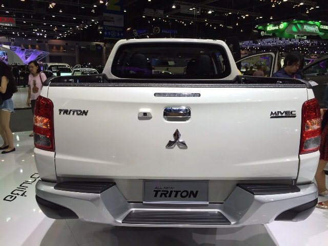 2015-Mitsubishi-L200-Triton-rear