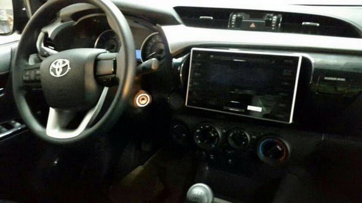 2016-Toyota-Hilux-Revo-Dashboard