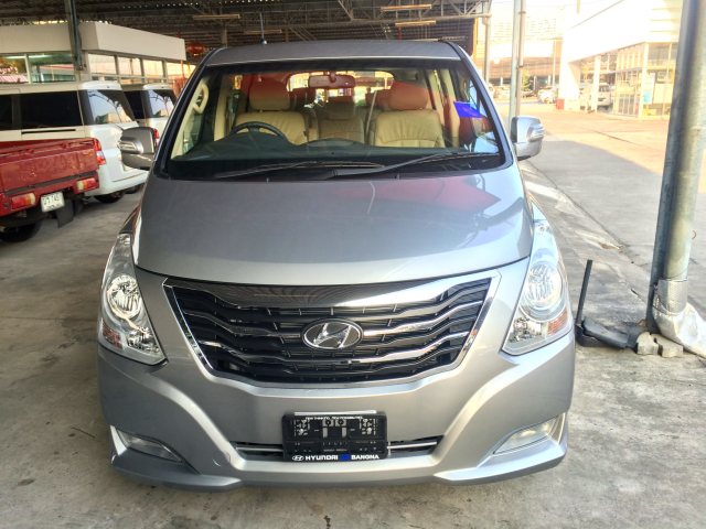 2014-Hyundai-H1-Deluxe-front