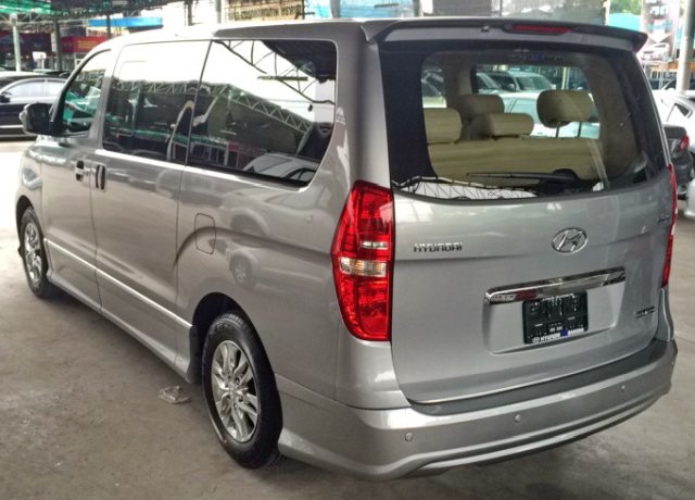 2014-Hyundai-H1-Deluxe-rear