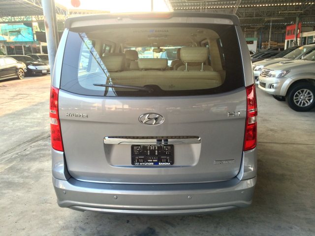 2014-Hyundai-H1-Deluxe-rear