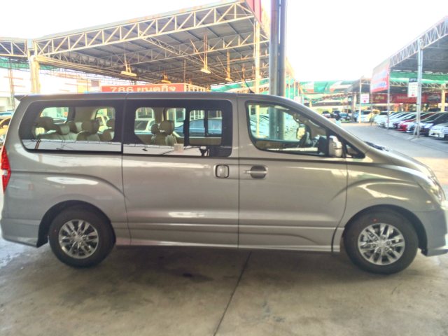 2014-Hyundai-H1-Deluxe-right-side