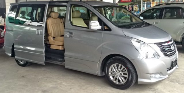 2014-Hyundai-H1-Deluxe-side
