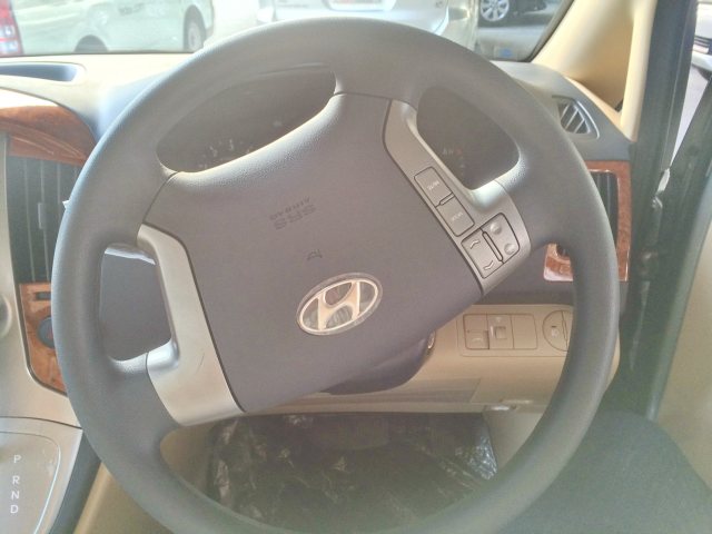 2014-Hyundai-H1-Deluxe-steering