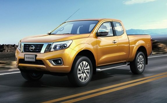 2015-Nissan-Navara-NP300-front-side-road