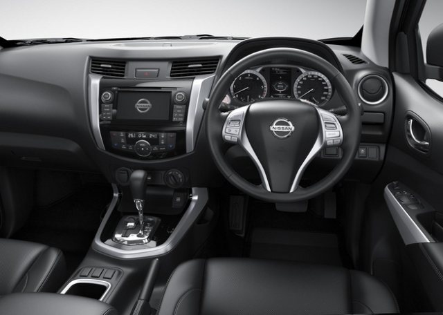 2015-Nissan-Navara-NP300-interior2
