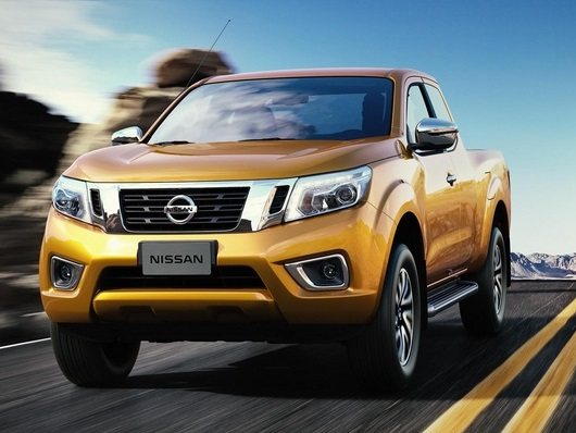 2015-Nissan-Navara-NP300-road