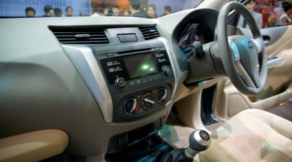 navara-np300-2015-front-panel