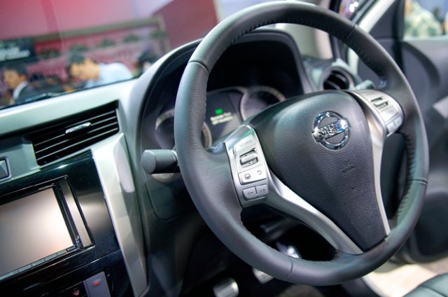 navara-np300-2015-steering