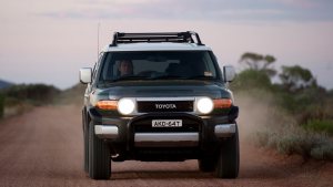 fj-cruiser-ebony-front-headlamps