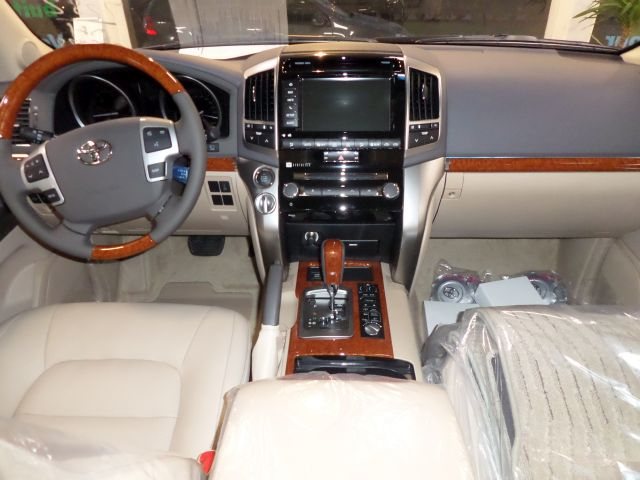 2014-Landcruiser-200-VX-4500cc-Diesel-V8-Auto-Luxury-int-front