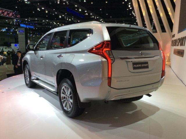 2016 mitsubishi pajero sport rear side