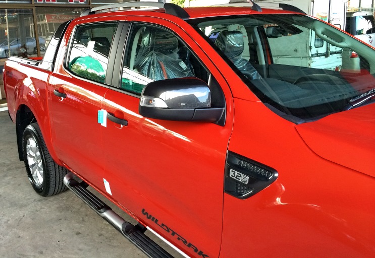 orange-ranger Wildtrak front-side Mirror