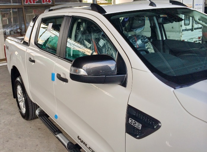 white-ranger Wildtrak front-side Mirror