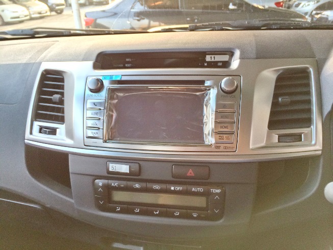 2014-Toyota-Hilux-Vigo-3000cc-Auto-4WD-instrument-cluster