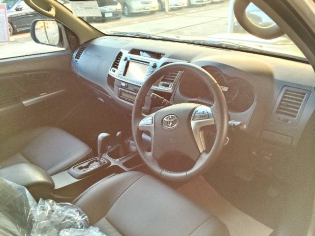 2014-Toyota-Hilux-Vigo-3000cc-Auto-4WD-int-front