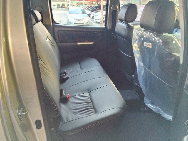 2014-Toyota-Hilux-Vigo-3000cc-Auto-4WD-rear-seat